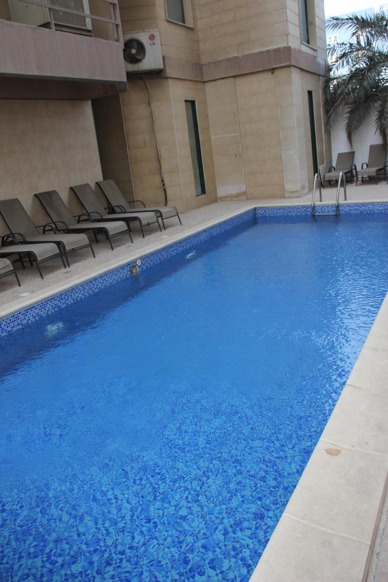 โรงแรมทามส์สแควร์สวีท Kuwait City ภายนอก รูปภาพ